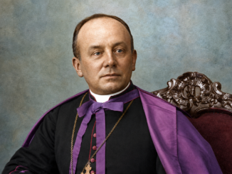 Monseigneur Christophe Légasse. L’image d’origine fut colorisée par un logiciel d’intelligence artificielle avec des instructions précises sur les couleurs authentiques.
